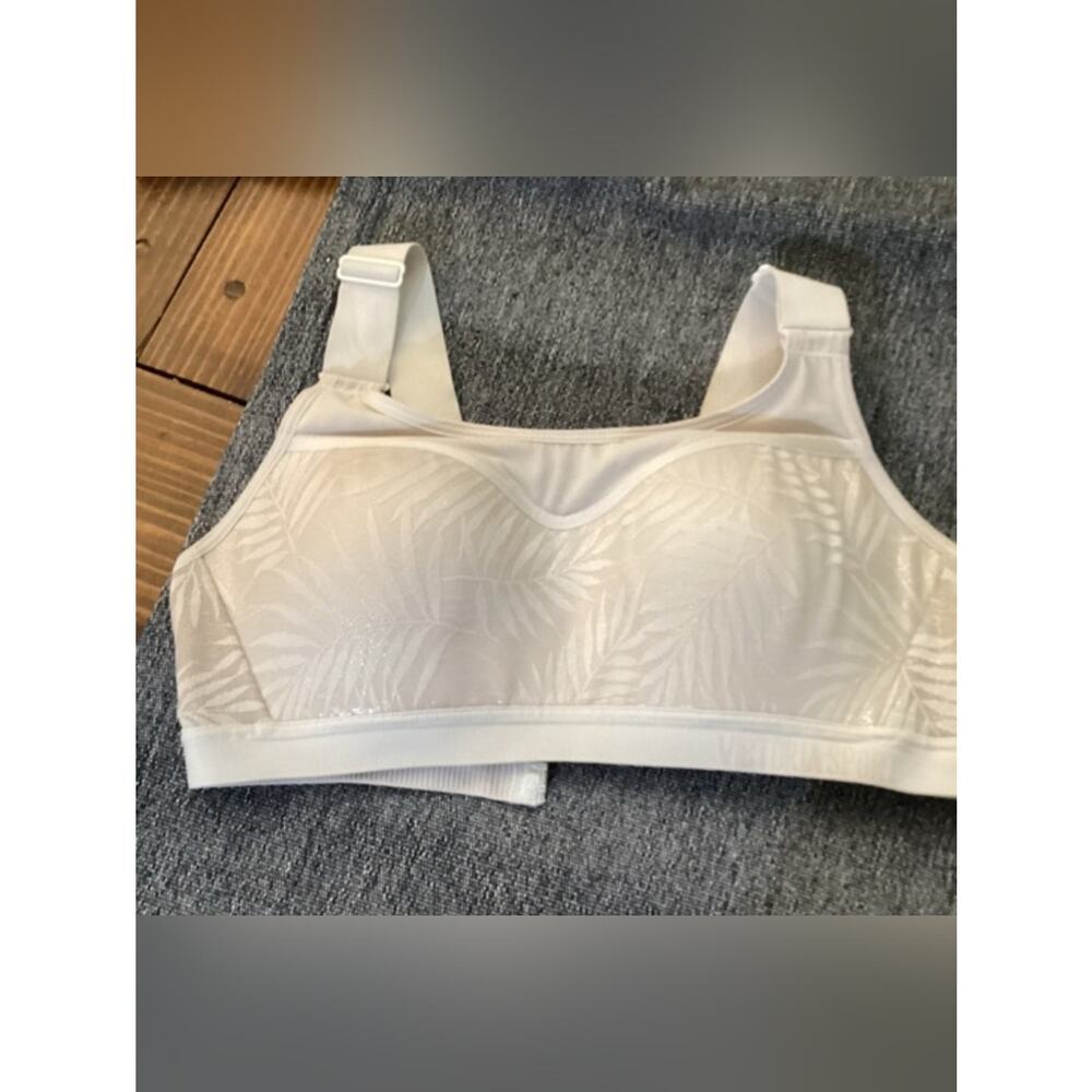 Victoria sport Light Nude sports bra women’s 34B Wireless Support Bra